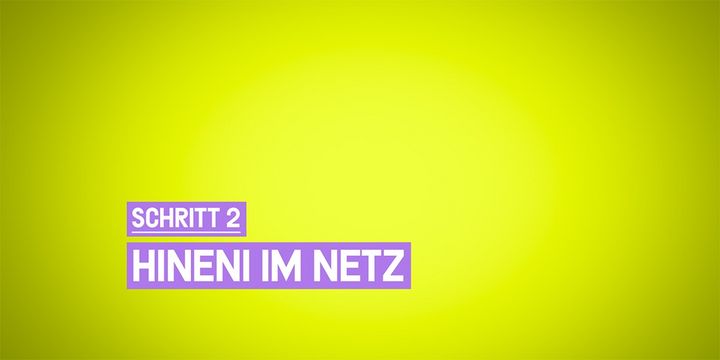 Neongrünes Poster mit weißer Schrift auf lila Hintergrund.