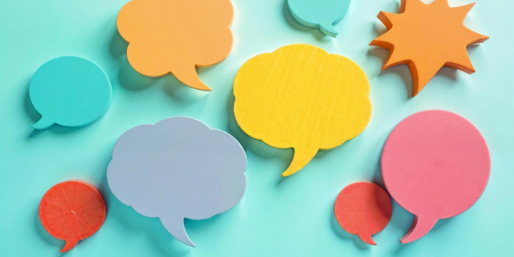 Türkisfarbener Hintergrund mit verschiedenen Sprechblasen ohne Inhalt.