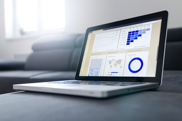 Lukas Blazek/ unsplash offener Laptop mit Datendiagramm auf dem Bildschirm