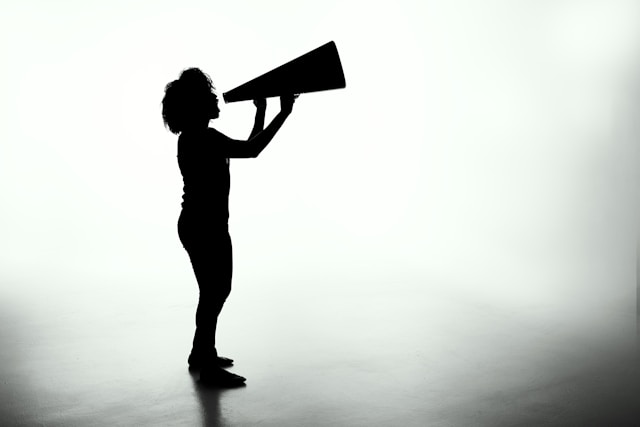 Patrick Fore/ unsplash Silhouette einer Frau mit Sprachtüte